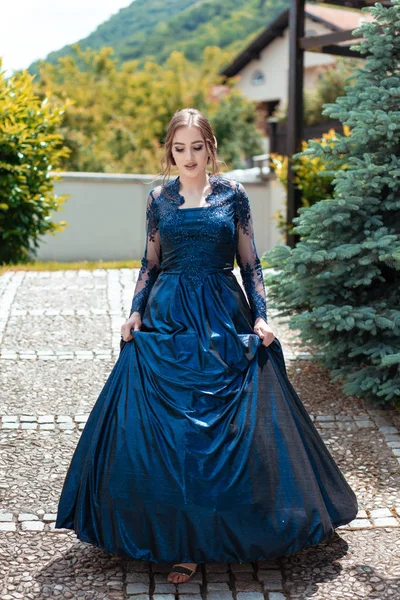 Schöne Mädchen Glamourösem Ultramarinem Kleid Bereit Für Ihren Abschlussball — Stockfoto