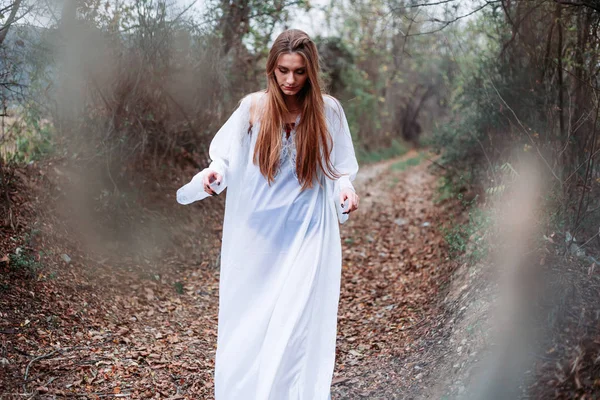 Retrato al aire libre de hermosa chica en camisón blanco, caminando descalzo . — Foto de Stock