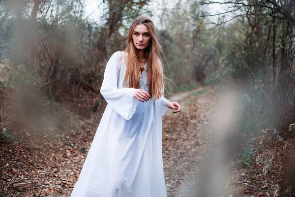 Retrato al aire libre de hermosa chica en camisón blanco, que parece un hada . — Foto de Stock