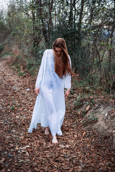 Retrato al aire libre de hermosa chica en camisón blanco, caminando descalzo . — Foto de Stock