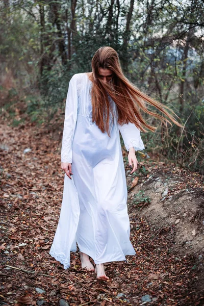 Szabadtéri portré gyönyörű lány fehér hálóingben, séta mezítláb. — Stock Fotó