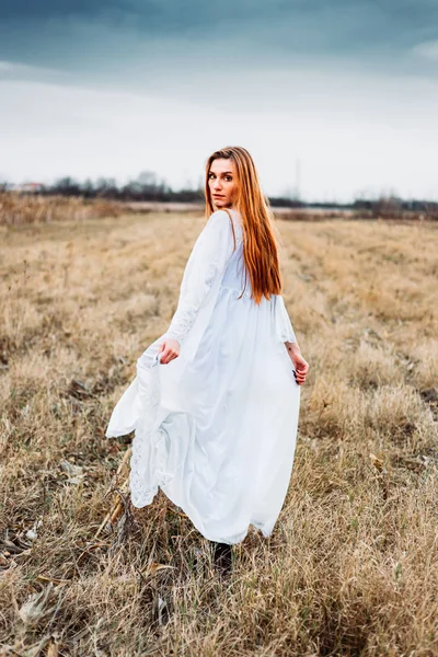 Hermosa chica en camisón blanco, que parece un hada en el campo de maíz . — Foto de Stock