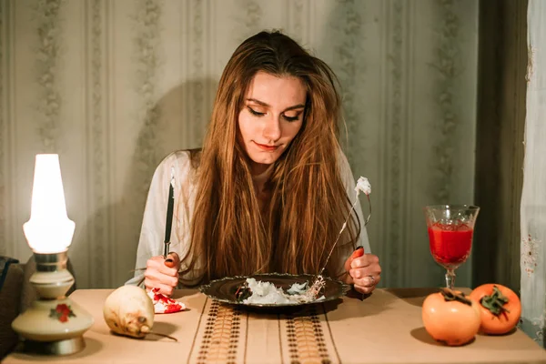 Девушка в ночном платье расчесывает ужин. Жир с волосами. Странная концепция — стоковое фото