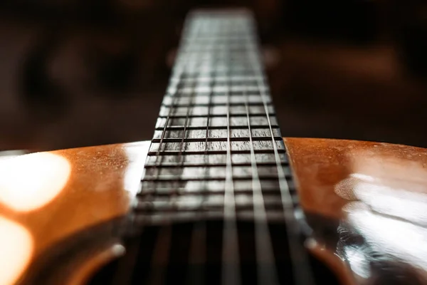 Крупним планом класичні гітарні наконечники та ручна дошка. Розмитий фон — стокове фото