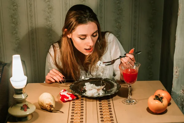Девушка в ночном платье расчесывает ужин. Жир с волосами. Странно, концепция — стоковое фото
