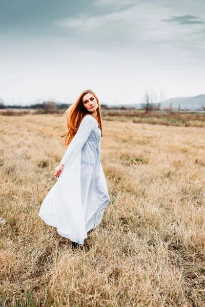 Hermosa chica en camisón blanco, que parece un hada en el campo de maíz . — Foto de Stock