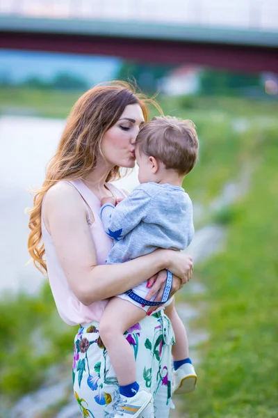 Jovem Mãe Segurando Seu Lindo Filho Loiro Beijando Relacionamento Entre — Fotografia de Stock
