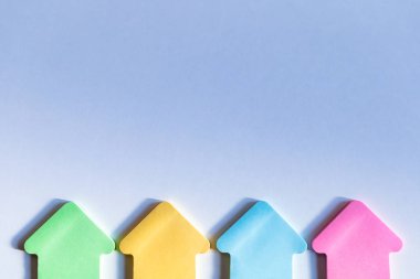 Mavi arka planda boş renkli ev çerçeveleri. Ev konsepti satın alınıyor