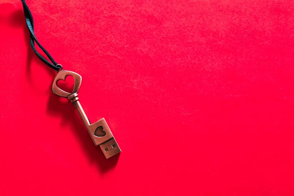 Κλειδί Σχήμα Usb Ραβδί Λεπτομέρειες Καρδιά Στο Κόκκινο Φόντο — Φωτογραφία Αρχείου