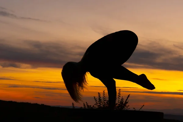 Silhouet Vrouw Coach Yoga Praktijk Bij Zonsondergang Yoga Concept Crane — Stockfoto