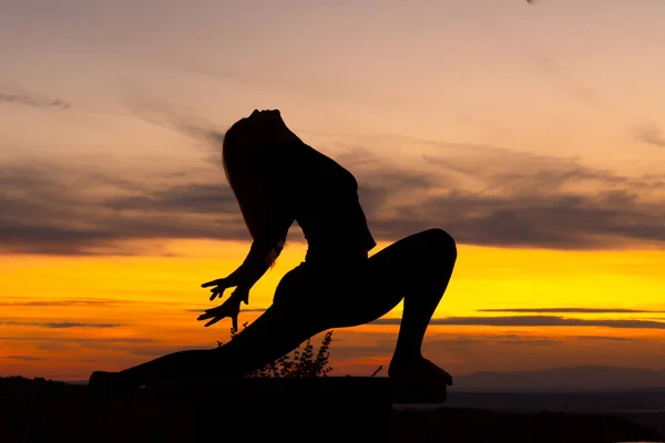 Mujer Silueta Entrena Práctica Yoga Atardecer Concepto Yoga Guerrero Virabhadrasana —  Fotos de Stock