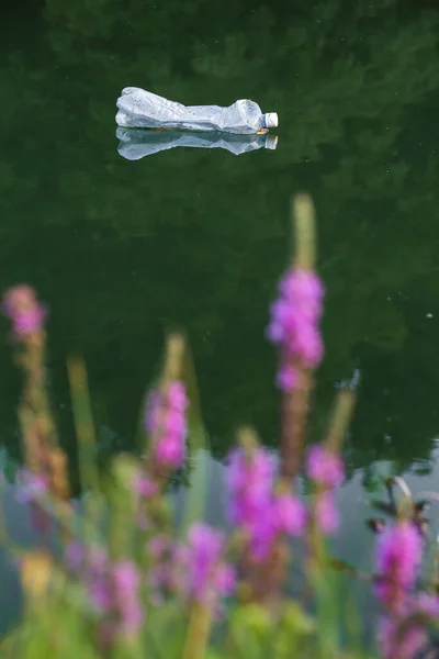 Cours Eau Pollué Rivière Bouteille Plastique Flottant Réchauffement Climatique Concept — Photo