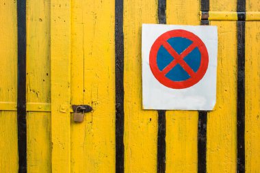 Uyarı işaretli eski ahşap garaj kapısı. Dikey tahtalar, arkaplan, dokular