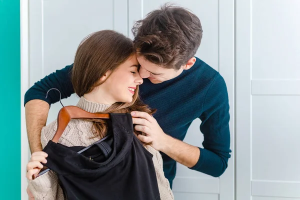 Cute Brunette Girl Choosing Her Outfit Her Boyfriend Helping Her — Stock Photo, Image