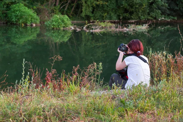 Kobieta Fotograf Robi Zdjęcia Nad Rzeką Czyste Środowisko — Zdjęcie stockowe