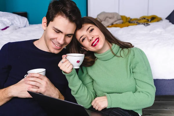 Casal Jovem Trabalhando Laptop Juntos Olhando Para Algo Enquanto Bebe — Fotografia de Stock