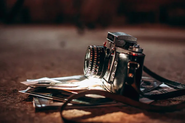 Stará Filmová Kamera Hromadě Fotografií Koncept Vzpomínek Boční Pohled Mezera — Stock fotografie