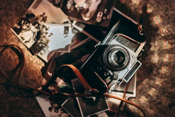 Old Film Camera Top Pile Photographs Memories Concept Top View — Stock Photo, Image