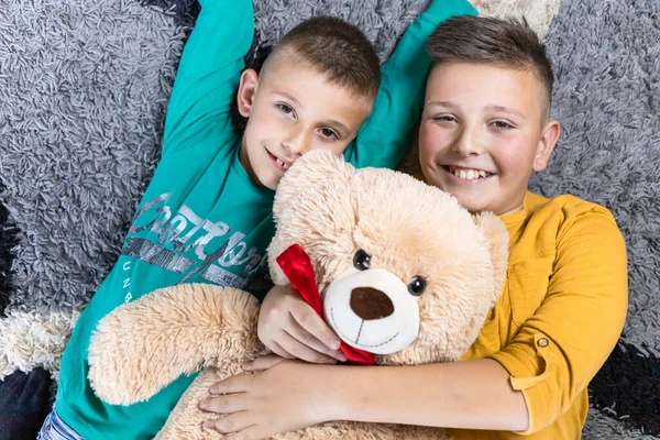 Mignons Petits Garçons Allongés Sur Sol Avec Ours Peluche Amuser — Photo