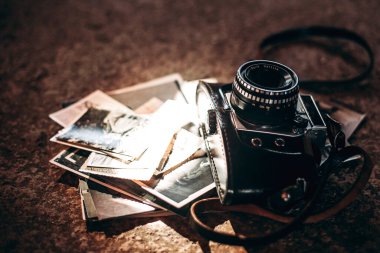 Eski film kamerası fotoğraf yığınının üstünde. Anılar konsepti. Yan görüş. Metin için boşluk