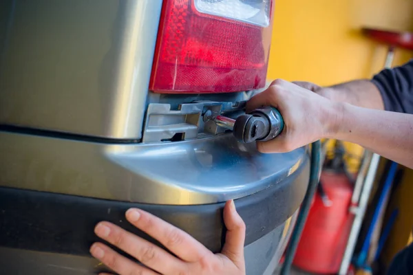 Foto Van Automonteur Bevestiging Terug Van Auto Met Automatische Schroevendraaier — Stockfoto