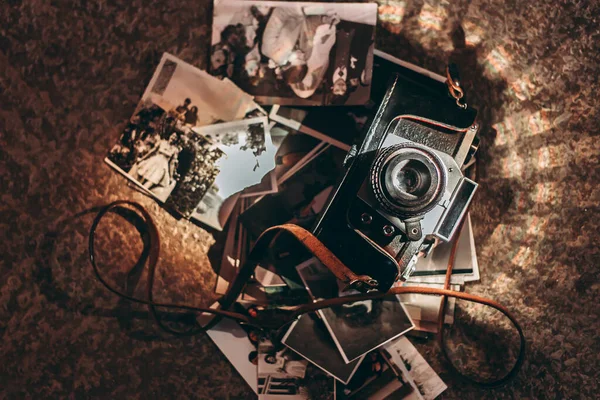 Old Film Camera Top Pile Photographs Memories Concept Top View — Stock Photo, Image