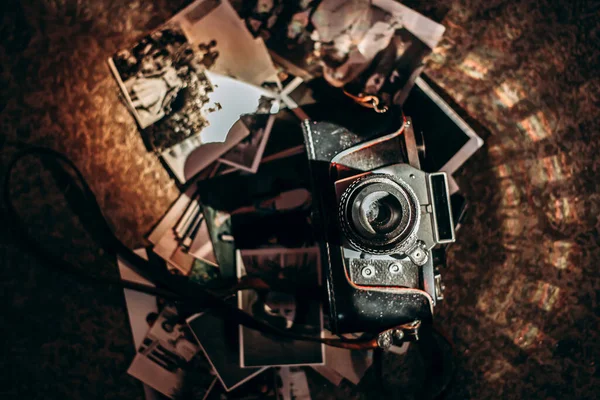 Old Film Camera Top Pile Photographs Memories Concept Top View — Stock Photo, Image