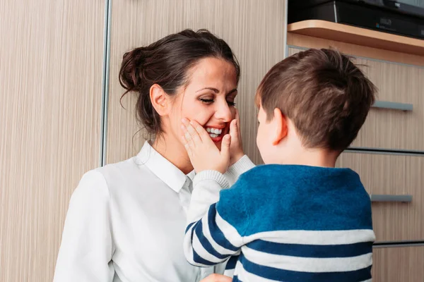 Beautiful Young Mom Her Son Sitting Floor Being Affectionate Each — Stock Photo, Image