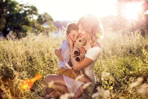 Die Schöne Junge Mutter Hält Ihren Blonden Sohn Auf Dem — Stockfoto