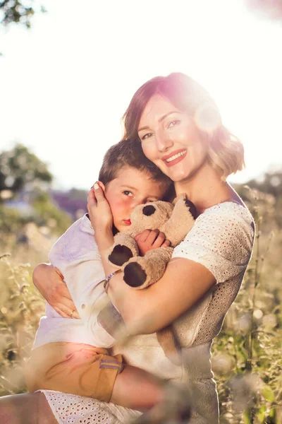 Beautiful Young Mom Holding Her Blond Son Her Arms Outdoor — Stock Photo, Image