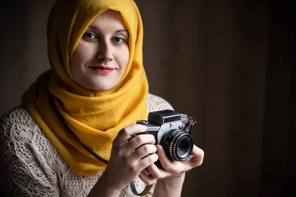 Współczesna Muzułmanka Fotograf Trzymając Aparat Fotograficzny Retro Uśmiechnięta — Zdjęcie stockowe