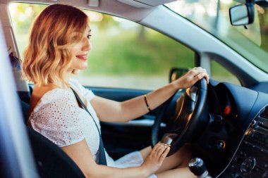 Direksiyon tutan güzel kadın sürücü. Trafikteki kadınlar