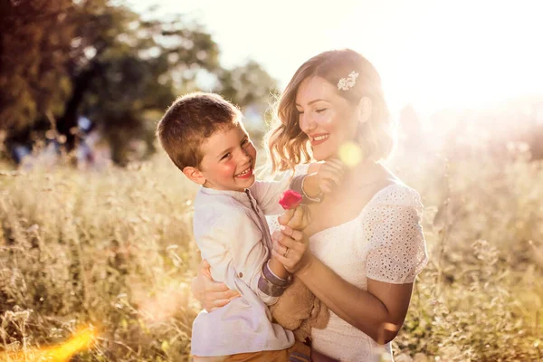 Beautiful Young Mom Holding Her Blond Son Her Arms Outdoor — Stock Photo, Image