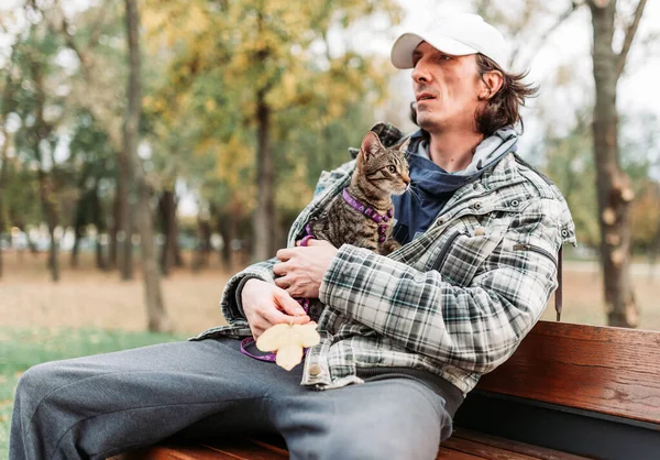 Sahibi Parkta Bankta Otururken Ceketinin Içinde Şirin Çizgili Bir Kedi — Stok fotoğraf