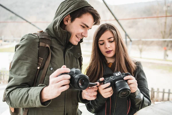 Belos Jovens Fotógrafos Com Suas Câmaras Namorada Mostrando Fotos Para — Fotografia de Stock