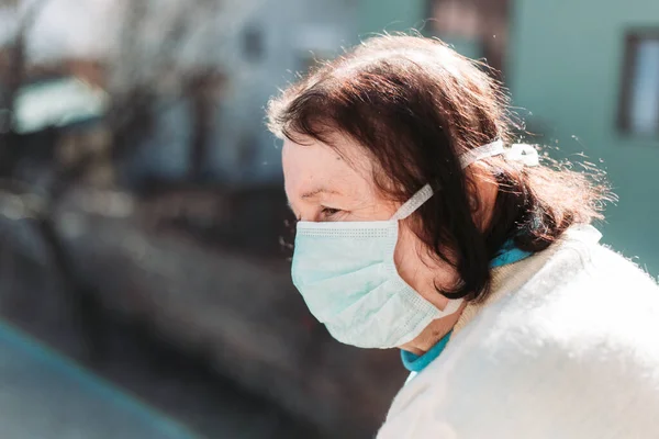 Outdoor Photo Elderly Woman Wearing Protective Surgical Mask — Stock Photo, Image