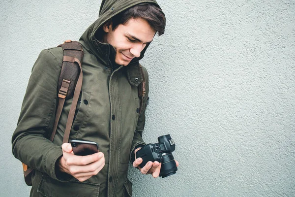 Fotograf Przesyłający Zdjęcia Aparatu Cyfrowego Telefonu Pomocą Połączenia Wifi — Zdjęcie stockowe