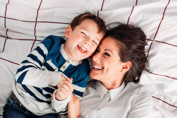 Mom Having Great Time Her Son Bed Parent Kid Relationship — Stock Photo, Image