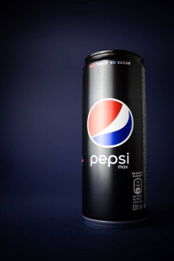 Belgrad, Sırbistan, Mart 2020 - Siyah arka planda kara pepsi kutusu