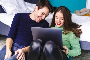 Laptopta bir şeye bakan genç ve güzel bir çift. Çift etkinliği.