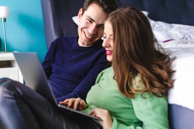 Laptopta bir şeye bakan genç ve güzel bir çift. Çift etkinliği.