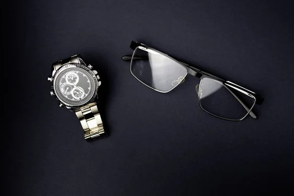 Gafas Graduadas Reloj Pulsera Para Hombre Sobre Fondo Negro — Foto de Stock