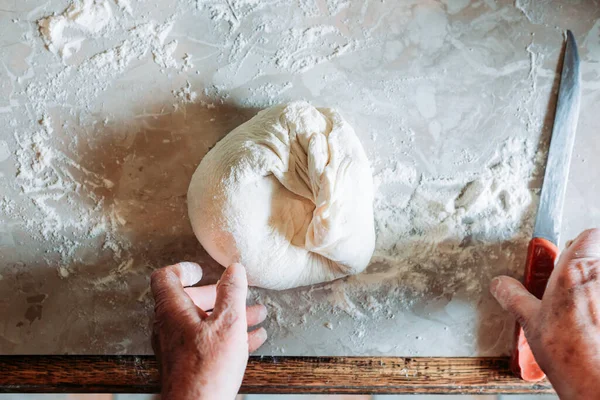 Mãos Femininas Amassando Pão Caseiro Cru Loafs Sobre Mesa Cozinha — Fotografia de Stock