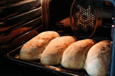 Fırında taze ev yapımı ekmek somunları. Ev yapımı yemek.
