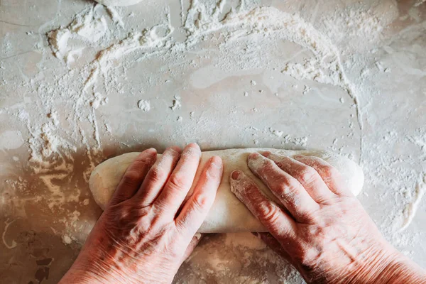 Mãos Femininas Amassando Pão Caseiro Cru Loafs Sobre Mesa Cozinha — Fotografia de Stock
