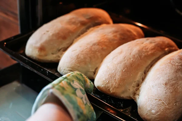 Taking Freshly Baked Homemade Bread Loafs Out Oven Oven Glove — Stock Photo, Image