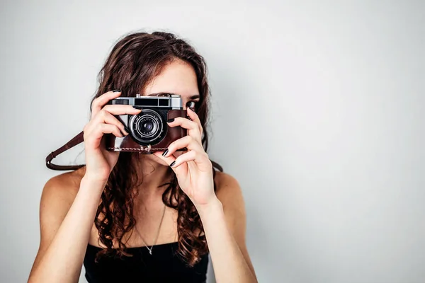 Menina Adolescente Bonita Tirando Fotos Com Câmera Filme Retro Velho — Fotografia de Stock