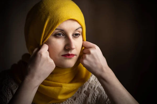 Portret Pewnej Siebie Nowoczesnej Muzułmanki Naprawiającej Hidżab Koncepcja Różnorodności — Zdjęcie stockowe