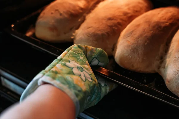 Taking Freshly Baked Homemade Bread Loafs Out Oven Oven Glove — Stock Photo, Image