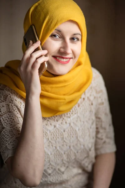 Nowoczesna Muzułmanka Rozmawiająca Przez Telefon Uśmiechnięta Koncepcja Różnorodności — Zdjęcie stockowe